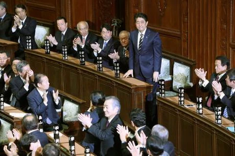 Ông Shinzo Abe (thứ 3, phải) tại phiên họp Quốc hội ở thủ đô Tokyo ngày 1/11. (Nguồn: Kyodo/TTXVN)