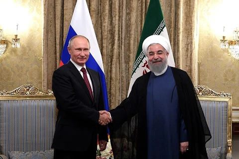 Tổng thống Nga Vladimir Putin (trái) và Tổng thống Iran Hassan Rouhani. (Nguồn: kremlin.ru)