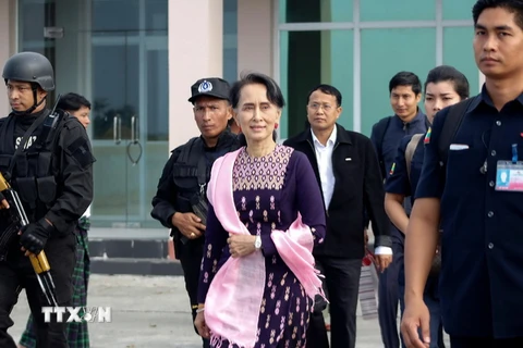 Cố vấn Nhà nước Myanmar Aung San Suu Kyi (giữa) trong chuyến thị sát bang Rakhine ngày 2/11. (Nguồn: AFP/TTXVN)