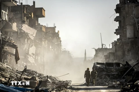 Các lực lượng dân chủ Syria tuần tra tại thành phố Raqqa sau khi giải phóng thành phố này từ IS ngày 20/10. (Nguồn: AFP/TTXVN)