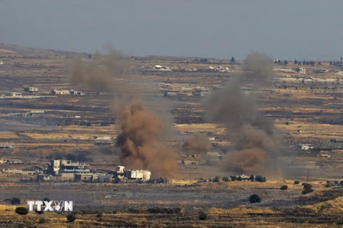 Khói bốc lên sau một cuộc không kích ở Syria. (Nguồn: AFP/TTXVN)