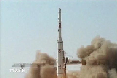 Tên lửa đẩy Unha-2 được cho là mang theo vệ tinh Kwangmyongsong-2 được phóng từ Hwadae-gun, tỉnh Bắc Hamgyong, Triều Tiên. (Nguồn: AFP/TTXVN)