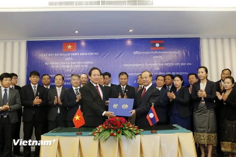 Hai Bộ trưởng đang trao nhau Thỏa thuận hợp tác về Kế hoạch hành động chung giữa hai bên. (Ảnh: Phạm Kiên/Vietnam+)