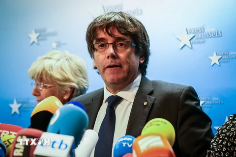 Cựu Thủ hiến Catalunya bị phế truất Carles Puigdemont (giữa) và các cựu thành viên chính quyền tự trị tại cuộc họp báo ở Brussels (Bỉ) ngày 31/10. (Nguồn: AFP/TTXVN)