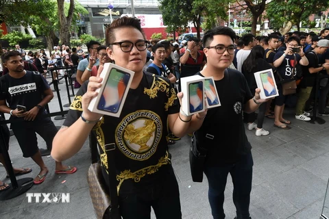 Khách hàng đầu tiên mua điện thoại iPhone X của Apple tại Singapore ngày 3/11. (Nguồn: AFP/TTXVN)