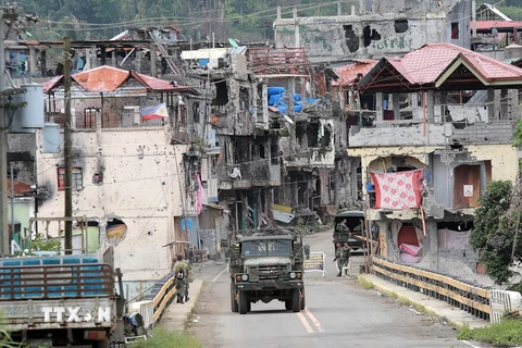 Binh sỹ Philippines tuần tra tại Marawi sau khi thành phố này được giải phóng ngày 19/10. (Nguồn: THX/TTXVN)