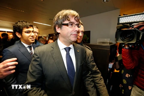 Cựu Thủ hiến Catal​onia Carles Puigdemont (giữa) tại cuộc họp báo ở Brussels (Bỉ) ngày 31/10. (Nguồn: AFP/TTXVN)