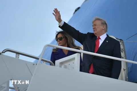 Tổng thống Mỹ Donald Trump (phải) và phu nhân Melania Trump đáp chuyến bay từ căn cứ không quân Andrews, bắt đầu công du châu Á, ngày 3/11. (Nguồn: AFP/TTXVN)