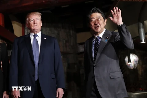 Thủ tướng Nhật Bản Shinzo Abe (phải) đón tiếp Tổng thống Mỹ Donald Trump đang ở thăm Tokyo ngày 5/11. (Nguồn: AFP/TTXVN)