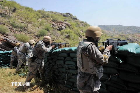 Lực lượng an ninh gác tại khu vực al-Khubah, tỉnh Jizan trên biên giới Saudi Arabia-Yemen ngày 3/10. (Nguồn: AFP/TTXVN)