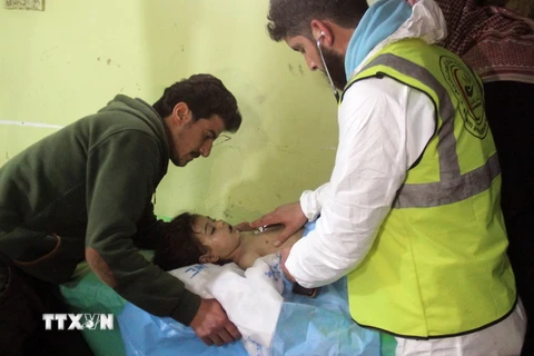 Trẻ em được điều trị tại một bệnh viện ở Khan Sheikhun, tỉnh Idlib ngày 4/4, sau khi có những dấu hiệu nghi phơi nhiễm chất độc sarin. (Nguồn: AFP/TTXVN)