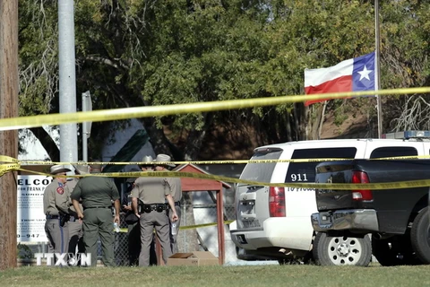 Nhân viên FBI điều tra gần khu vực nhà thờ Sutherland Springs, bang Texas nơi xảy ra vụ xả súng, ngày 6/11. (Nguồn: THX/TTXVN)