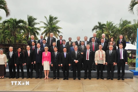 Phó Thủ tướng, Bộ trưởng Ngoại giao Phạm Bình Minh; Bộ trưởng Công Thương Trần Tuấn Anh cùng các đại biểu tham dự Hội nghị liên Bộ trưởng Ngoại giao-Kinh tế APEC chụp ảnh chung. (Nguồn: TTXVN)