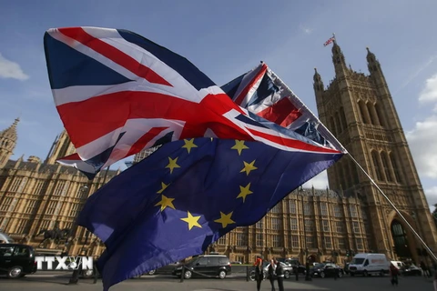 Cờ Anh (phía trên) và cờ EU tại Westminster, London ngày 12/10. (Nguồn: AFP/TTXVN)