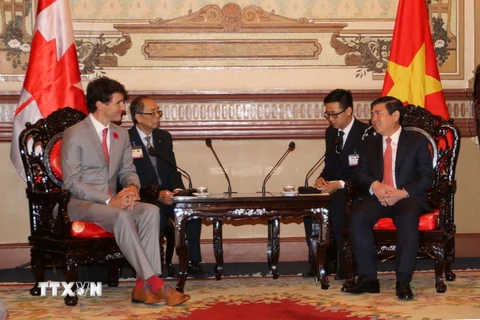 Chủ tịch Ủy ban Nhân dân Thành phố Hồ Chí Minh Nguyễn Thành Phong tiếp Thủ tướng Canada Justin Trudeau đang có chuyến thăm và làm việc tại Việt Nam. (Ảnh: Thanh Vũ/TTXVN)