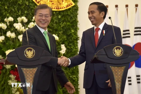 Tổng thống Indonesia Joko Widodo (phải) và Tổng thống Hàn Quốc Moon Jae-in tại lễ ký thỏa thuận hợp tác ở Bogor, Indonesia ngày 9/11. (Nguồn: AFP/TTXVN)