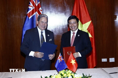 Phó Thủ tướng, Bộ trưởng Ngoại giao Phạm Bình Minh và Phó Thủ tướng, Bộ trưởng Ngoại giao New Zealand Winston Peters ký kết Chương trình hành động Việt Nam-New Zealand giai đoạn 2017-2020. (Nguồn: TTXVN)