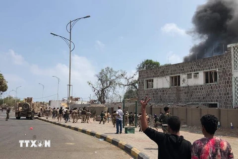 Lực lượng an ninh Yemen điều tra tại hiện trường vụ đánh bom tại thành phố cảng Aden ngày 5/11. (Nguồn: AFP/TTXVN)