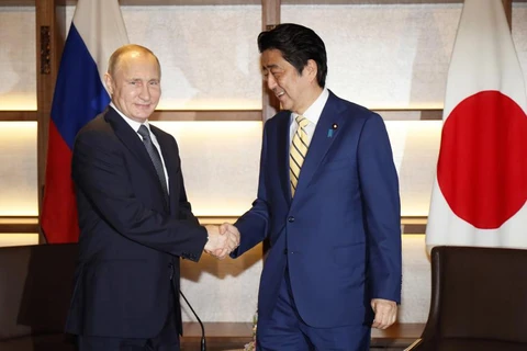 Thủ tướng Nhật Bản Shinzo Abe (phải) và Tổng thống Nga Vladimir Putin. (Nguồn: Reuters)