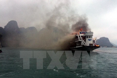 [Video] Tàu bất ngờ phát nổ, 4 thuyền viên bị bỏng nặng