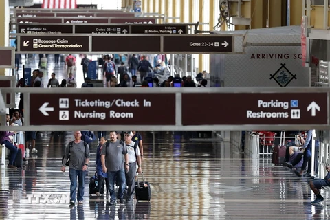 Hành khách tại nhà chờ sân bay Ronald Reagan, Washington, Mỹ ngày 1/9. (Nguồn: AFP/TTXVN)