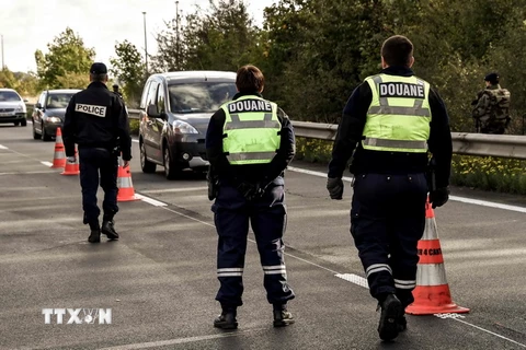 Cảnh sát Pháp kiểm tra an ninh tại khu vực Camphin-en-Pevele, miền Bắc Pháp ngày 6/10. (Nguồn: AFP/TTXVN)