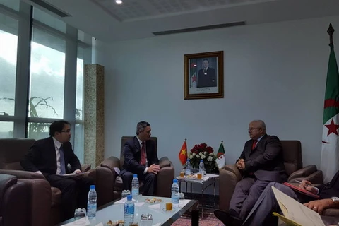 Bộ trưởng Thương mại ​Algeria Mohamed Benmeradi đã có buổi tiếp và làm việc với Đại sứ Việt Nam tại Algeria Phạm Quốc Trụ và Tham tán Thương mại Hoàng Đức Nhuận. (Nguồn: Đại sứ quán Việt Nam tại Algeria)