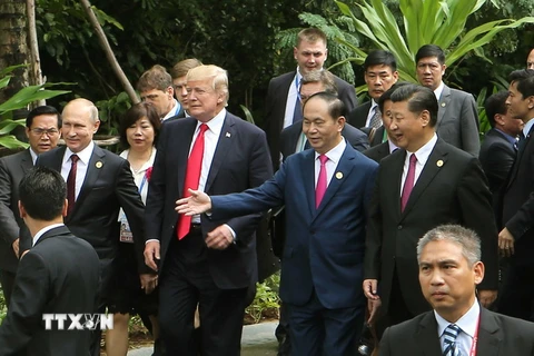 (Từ trái qua phải) Tổng thống Nga Vladimir Putin, Tổng thống Hoa Kỳ Donald Trump, Chủ tịch nước Trần Đại Quang, Chủ tịch Trung Quốc Tập Cận Bình trên đường tới địa điểm chụp ảnh chung, sau khi kết thúc Phiên họp kín thứ nhất của Hội nghị các Nhà lãnh đạo 