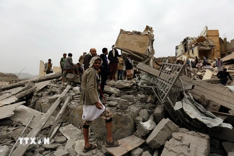 Cảnh đổ nát sau một cuộc không kích được cho là do liên quân Arab thực hiện tại Sanaa, Yemen ngày 25/8. (Nguồn: EPA/TTXVN)