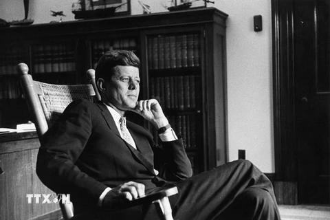 Ông John F. Kennedy lúc đang là thượng nghị sỹ tại Văn phòng tháng 8/1959. (Nguồn: LOOK Magazine/TTXVN)