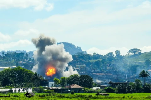 Khói bốc lên sau các cuộc không kích của Không quân Philippines nhằm vào các vị trí của phiến quân tại Marawi trên đảo Mindanao ngày 17/9. (Nguồn: AFP/TTXVN)