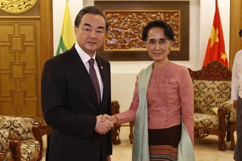 Cố vấn Nhà nước Myanmar Aung San Suu Kyi và Ngoại trưởng Trung Quốc Vương Nghị. (Nguồn: Xinhua)