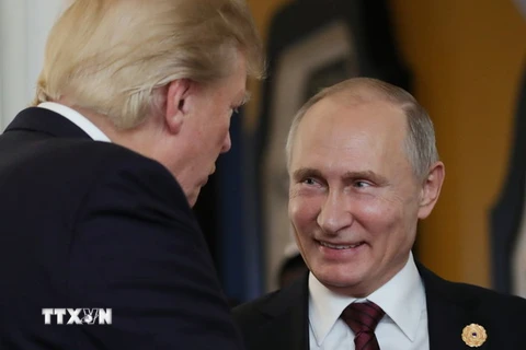 Tổng thống Nga Vladimir Putin (phải) và Tổng thống Mỹ Donald Trump (trái) trong cuộc gặp tại Hội nghị cấp cao APEC ở Đà Nẵng. (Nguồn: AFP/TTXVN)