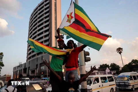 Người dân và binh sỹ Zimbabwe vui mừng trước thông tin Tổng thống từ chức, tại Harare. (Nguồn: AFP/TTXVN)