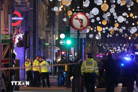 Cảnh sát phong tỏa bên ngoài ga tàu điện ngầm Oxford Circus sau vụ nổ súng. (Nguồn: AFP/TTXVN)