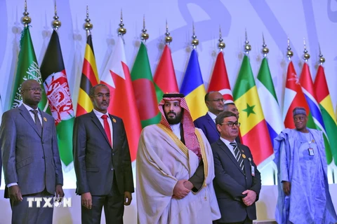 Hoàng Thái tử Saudi Arabia Mohammed bin Salman (giữa) và các Bộ trưởng Quốc phòng cùng quan chức cấp cao các nước thuộc Liên minh Quân đội Chống khủng bố Hồi giáo chụp ảnh chung tại hội nghị. (Nguồn: AFP/TTXVN)