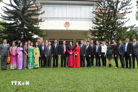 Chủ tịch Quốc hội Nguyễn Thị Kim Ngân với cán bộ, nhân viên Đại sứ quán và cộng đồng người Việt tại Singapore. (Ảnh: Trọng Đức/TTXVN)