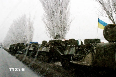 Xe quân sự của quân đội Ukraine trên đường tới Donetsk ngày 24/12/2016. (Nguồn: THX/TTXVN)