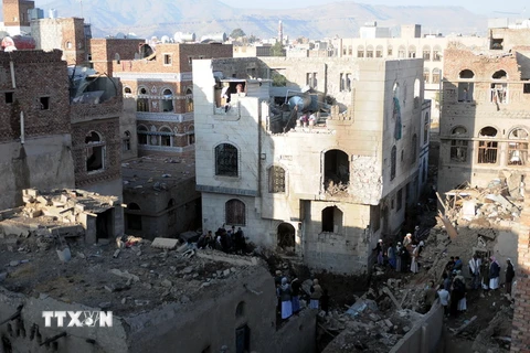 Hiện trường một vụ không kích do liên quân Arab tiến hành ở Sanaa, Yemen ngày 11/11. (Nguồn: THX/TTXVN)