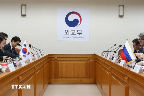 Đặc phái viên của Hàn Quốc về các vấn đề hòa bình và an ninh bán đảo Triều Tiên Lee Do-hoon (trái) và Thứ trưởng Ngoại giao Nga Igor Morgulov (phải) tại cuộc gặp ở Seoul ngày 27/11. (Nguồn: YONHAP/TTXVN)