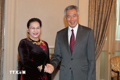 Chủ tịch Quốc hội Nguyễn Thị Kim Ngân hội kiến với Thủ tướng Singapore Lý Hiển Long. (Ảnh: Trọng Đức/TTXVN)