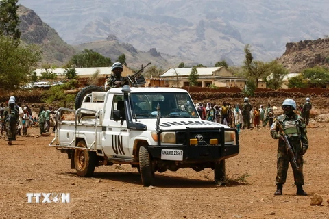 Binh sỹ thuộc phái bộ UNAMID gác tại thị trấn Golo thuộc Jebel Marra, Darfur ngày 19/6. (Nguồn: AFP/TTXVN)