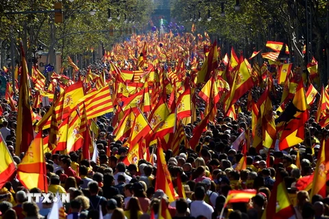 Người dân tham gia tuần hành cuộc tuần hành ủng hộ Tây Ban Nha thống nhất tại Barcelona ngày 29/10. (Nguồn: AFP/TTXVN) 