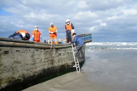 Chiếc tàu gỗ này chứa 8 thi thể được tìm thấy trên một bãi biển ở Oga, tỉnh Akita của Nhật Bản. (Nguồn: AFP/Getty Images)