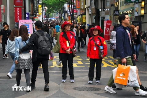 Khách du lịch tại quận mua sắm Myeongdong, Seoul ngày 25/4. (Nguồn: AFP/TTXVN)