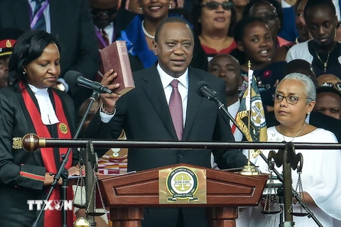 Ngày 28/11, ông Uhuru Kenyatta đã tuyên thệ nhậm chức Tổng thống Kenya nhiệm kỳ thứ 2. (Nguồn: AFP/TTXVN)