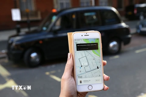 Các tài xế xe tắcxi tuần hành phản đối dịch vụ xe Uber tại London ngày 6/4. (Nguồn: AFP/TTXVN)