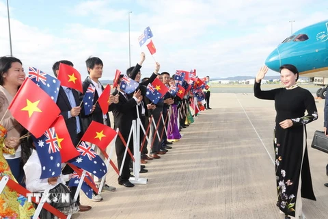 Cán bộ, nhân viên Đại sứ quán và đại diện cộng đồng người Việt Nam tại Australia đón Chủ tịch Quốc hội Nguyễn Thị Kim Ngân ở sân bay quân sự Fairbairn, Thủ đô Canberra. (Ảnh: Trọng Đức/TTXVN)