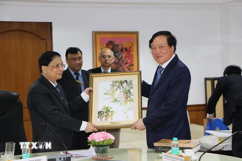 Chánh án Tòa án Nhân dân Tối cao Nguyễn Hòa Bình tặng quà lưu niệm Chánh án Tòa án Tối cao Ấn Độ. (Nguồn: TTXVN)