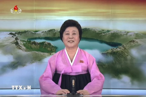 Phát thanh viên Triều Tiên thông báo về vụ phóng thử tên lửa trên truyền hình ngày 29/11. (Nguồn: Yonhap/TTXVN)